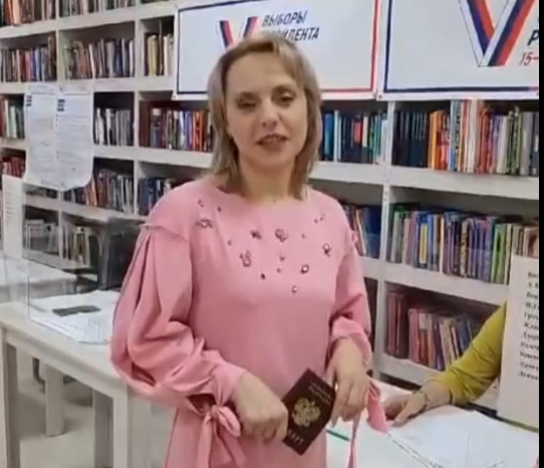 Ведущий специалист эксперт управления ЗАГС Минюста РД в г. Кизляре отдала свой голос на выборах Президенте РФ